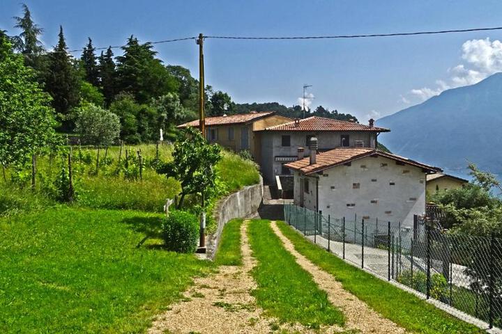 Casa Giacomina garden and Lake view by Gardadomusmea