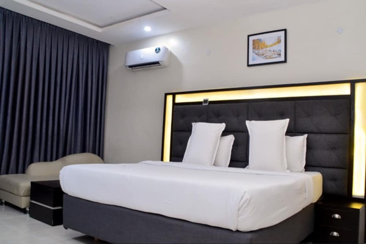 Room 13 of 37