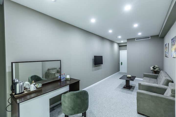 Room 18 of 33