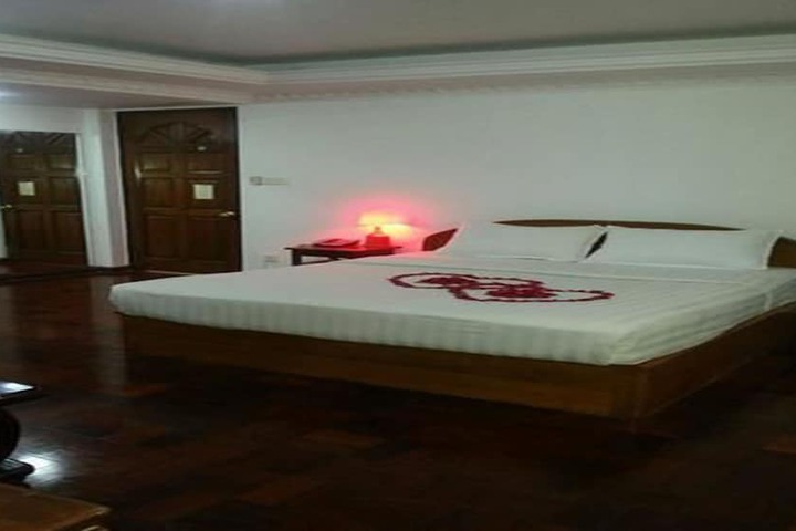 Room 8 of 33