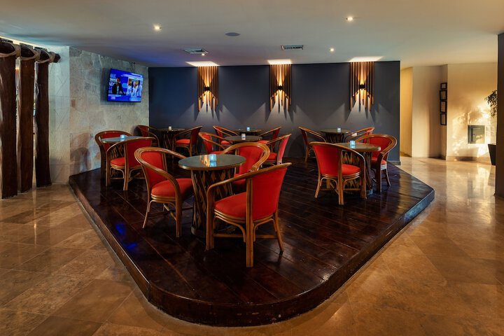 Lounge 46 of 76