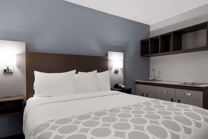 1 Queen Bed (1 of 4)