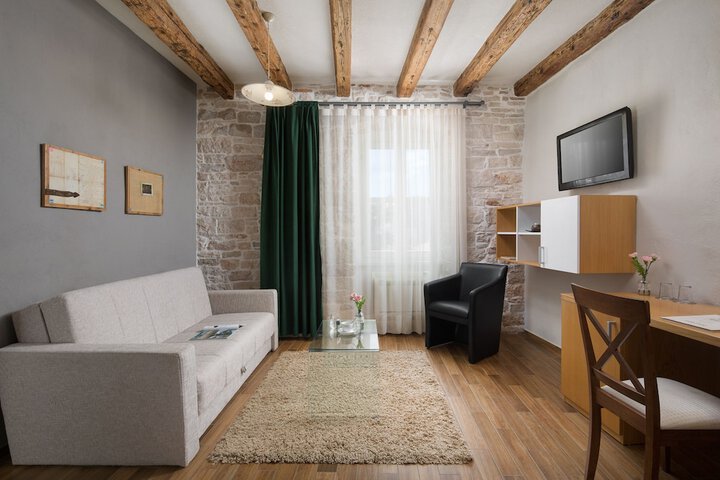 Room 3 of 61