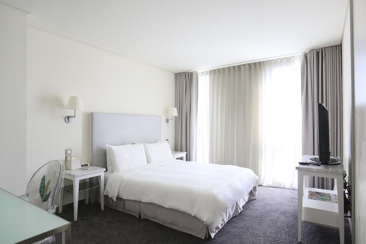 Room 8 of 80