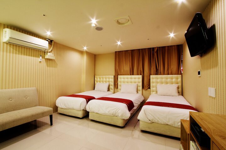 Room 10 of 50