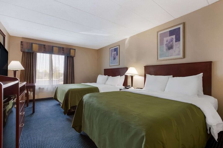 2 Queen Beds (8 of 12)