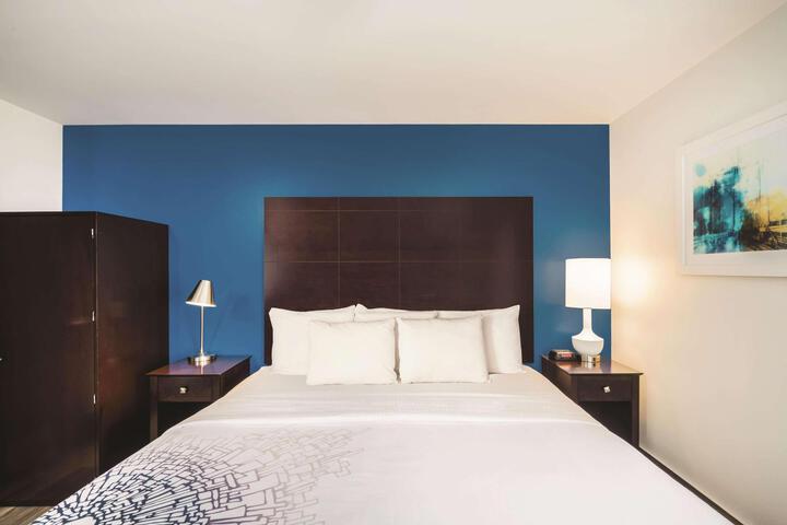 1 King Bed (10 of 12)
