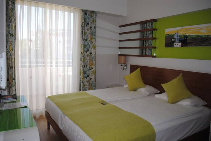 Room 12 of 115