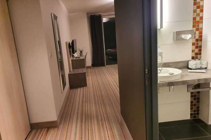 Room 9 of 37