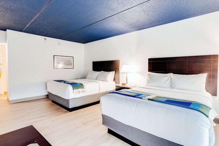 1 Queen Bed (1 of 8)