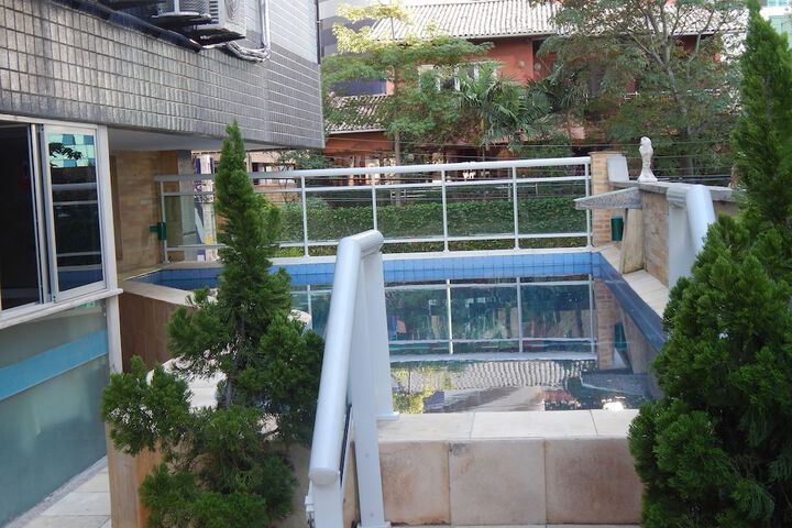 Pool 25 of 37