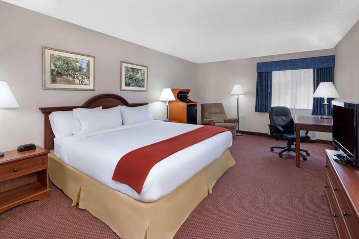 1 King Bed (1 of 10)