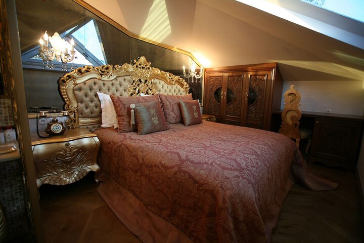 Room 9 of 94