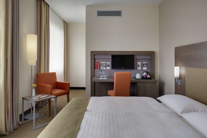 Room 10 of 25