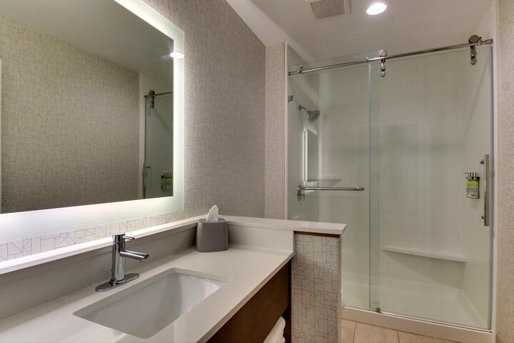 Standard Room, King or Two Doubles (3 of 4)