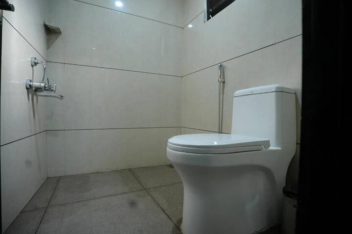 Room 5 of 9