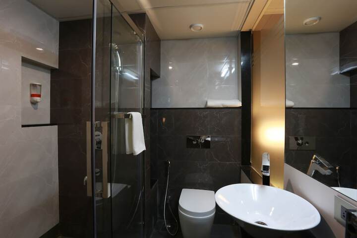 Room 12 of 24