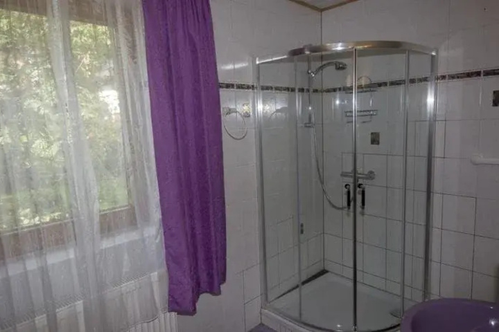 Room 6 of 16