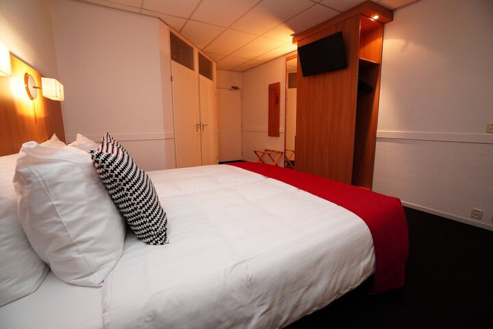 Room 26 of 65