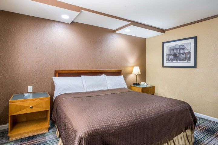 Deluxe Room with King Bed (6 of 26)