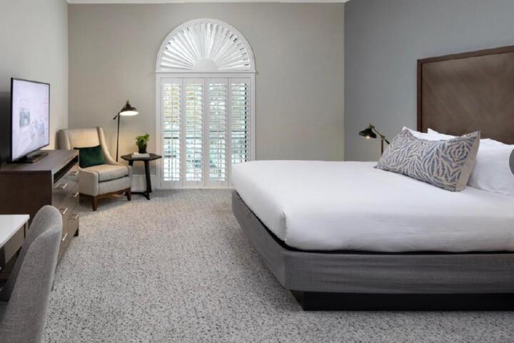 Classic King Bed (9 of 25)