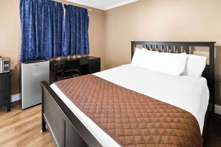1 Queen Bed (4 of 7)