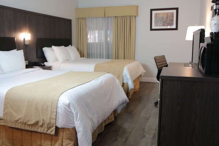 1 Queen Bed Work Desk Refrigerator Wood Floor Shower Only Full Breakfast (7 of 22)