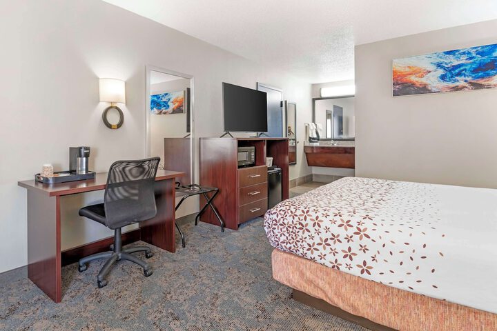 1 King Bed - Wireless High Speed Microfridge Coffee Maker Iron Hair Full Breakfast (2 of 15)
