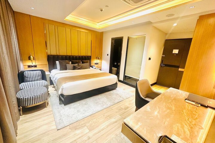 Room 35 of 62