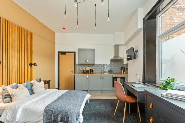 Room 5 of 8