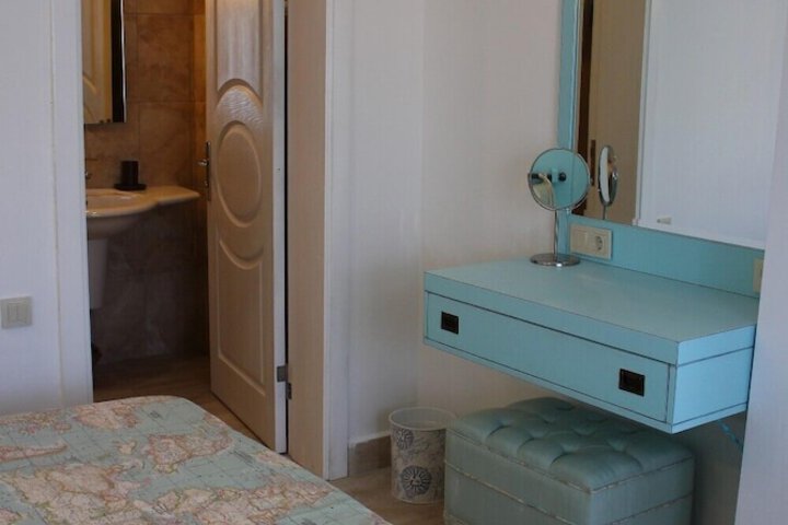 Room 33 of 80