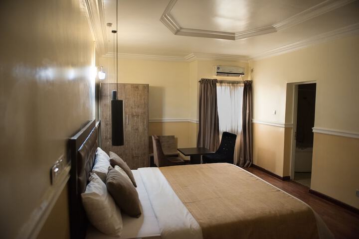 Room 16 of 28