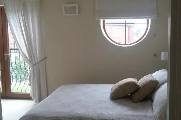 Room 7 of 12