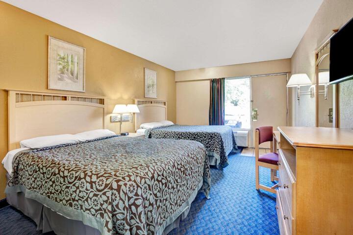 1 Queen Bed (12 of 30)