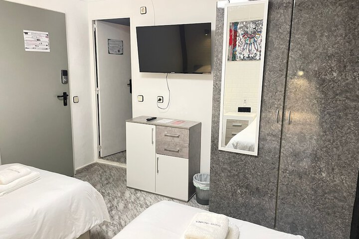 Room 42 of 121
