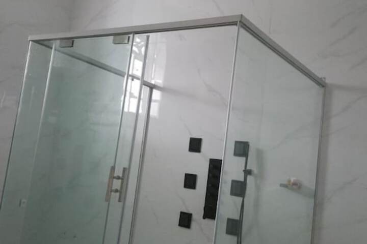 Room 10 of 28
