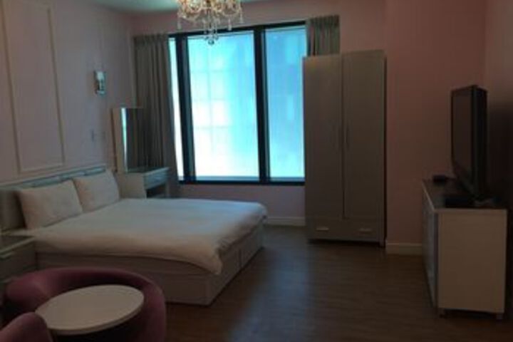 Room 6 of 73