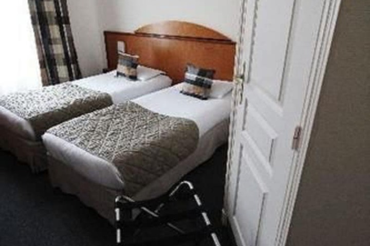 Room 32 of 148