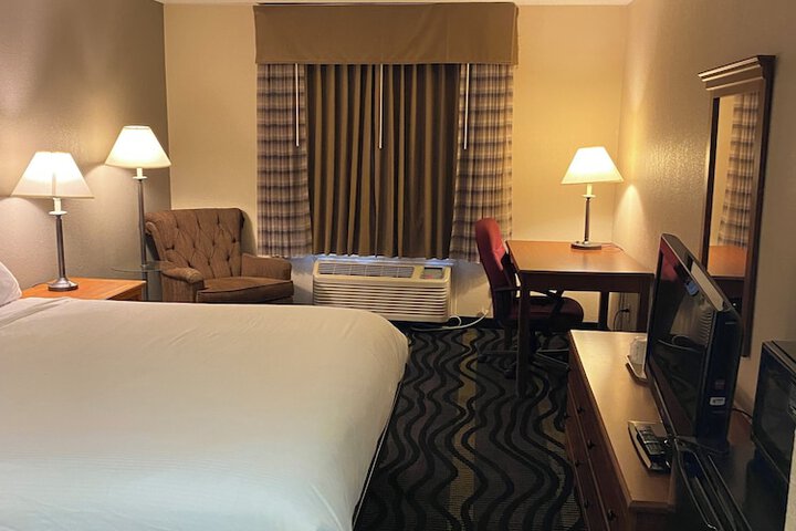 1 King Bed (9 of 17)
