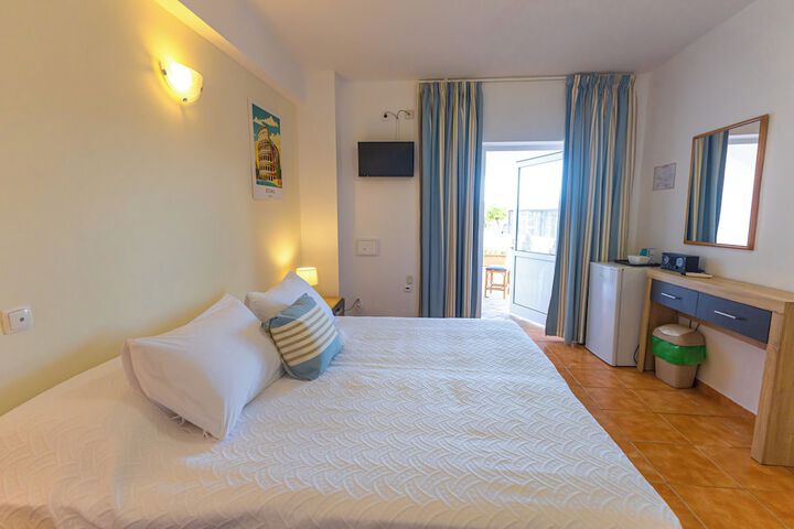 Room 3 of 65