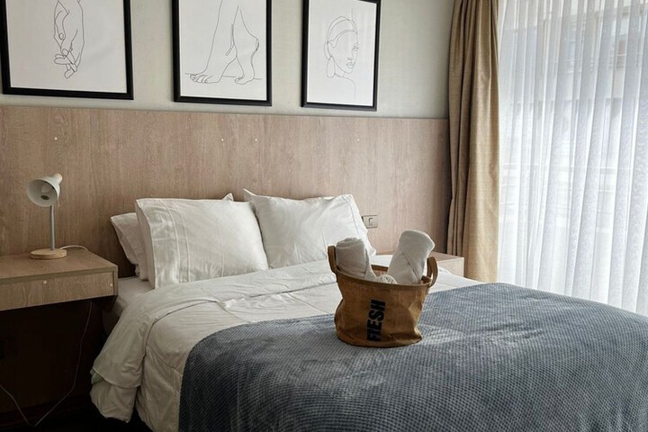 Room 5 of 12