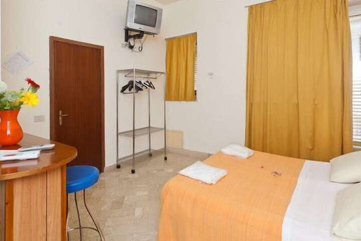 Room 4 of 27