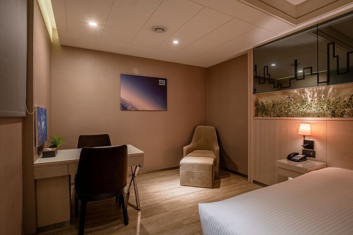 Room 26 of 126