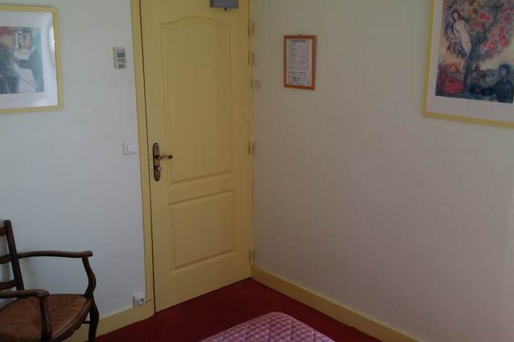 Room 4 of 32