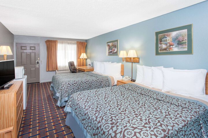 2 Queen Beds (3 of 4)