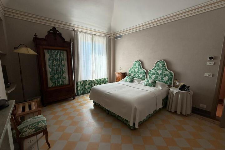 Room 17 of 48