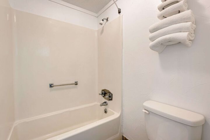 1 King Bed Room with Free WiFi, Refrigerator, Microwave (2 of 5)