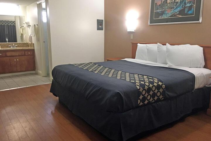 1 King Bed (4 of 5)