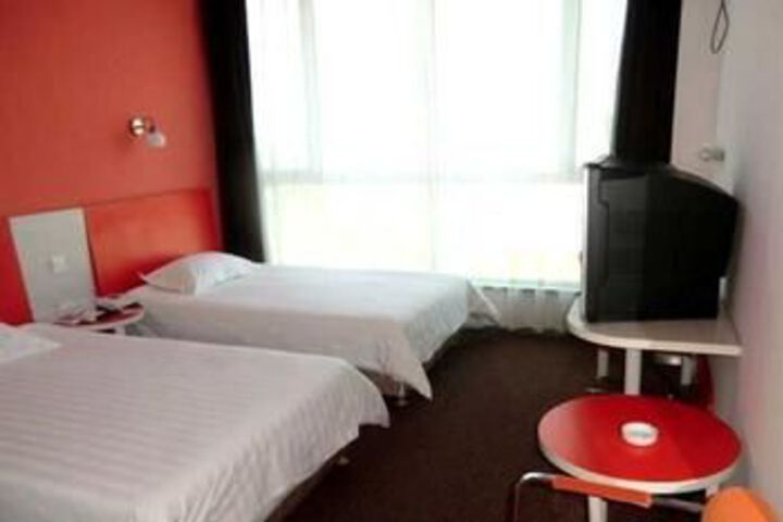 Room 16 of 28