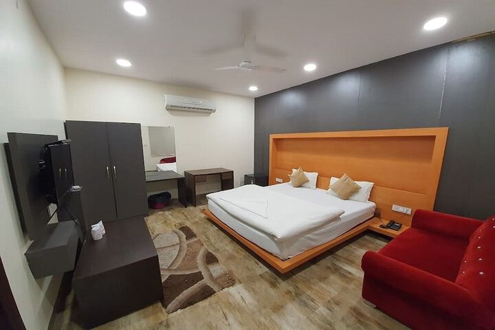 Room 12 of 28
